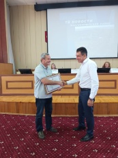 Поздравил с заслуженной наградой