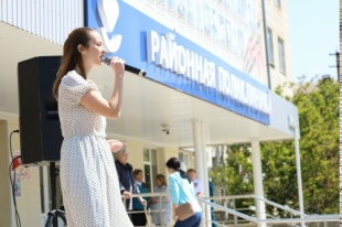 Песни военных лет у районной поликлиники