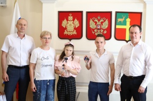 Жилищный вопрос решается: еще двое сирот в районе получили ключи от квартир