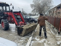 В Красноармейском районе устраняют гололёд на дорогах