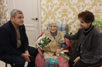 Ветеран-медик Сталинградской битвы приняла поздравления дома